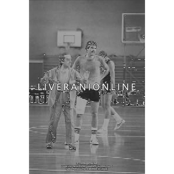 NEG-RETROSPETTIVA MIKE D\'ANTONI BASKET NELLA FOTO MIKE D\'ANTONI IN ALLENAMENTO A MILANO NELL\'ANNO 1979-1980 CON DAN PETERSON AG ALDO LIVERANI SAS