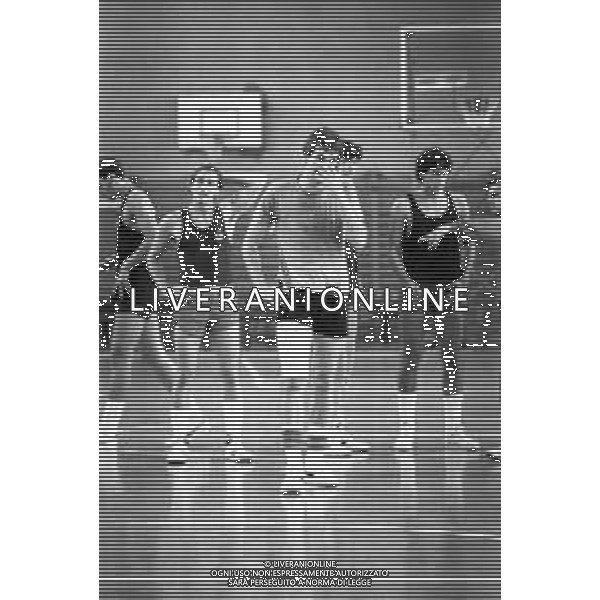 NEG-RETROSPETTIVA MIKE D\'ANTONI BASKET NELLA FOTO MIKE D\'ANTONI IN ALLENAMENTO A MILANO NELL\'ANNO 1979-1980 AG ALDO LIVERANI SAS