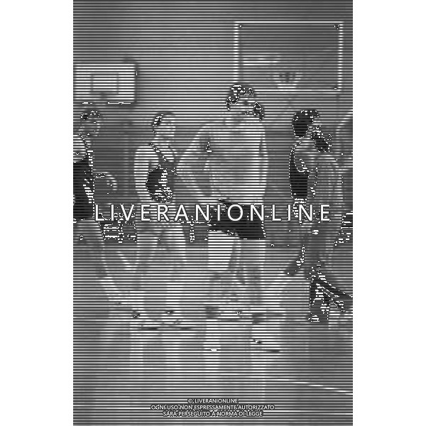 NEG-RETROSPETTIVA MIKE D\'ANTONI BASKET NELLA FOTO MIKE D\'ANTONI IN ALLENAMENTO A MILANO NELL\'ANNO 1979-1980 AG ALDO LIVERANI SAS