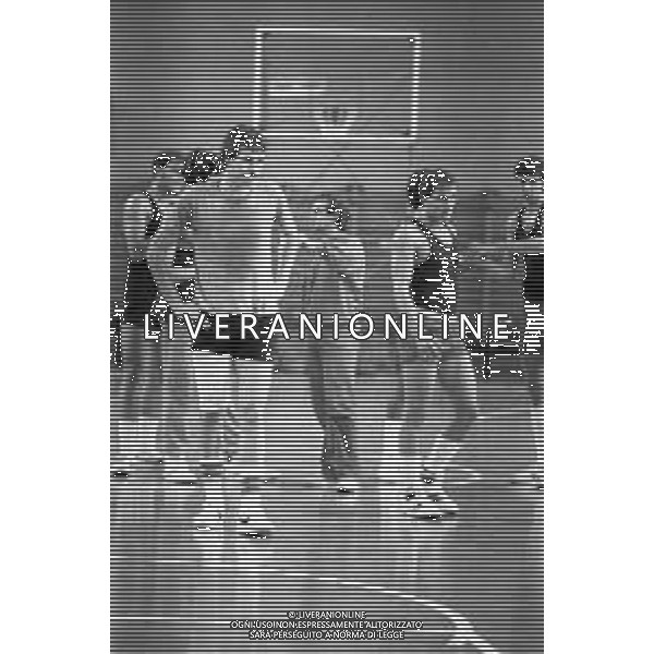 NEG-RETROSPETTIVA MIKE D\'ANTONI BASKET NELLA FOTO MIKE D\'ANTONI IN ALLENAMENTO A MILANO NELL\'ANNO 1979-1980 AG ALDO LIVERANI SAS