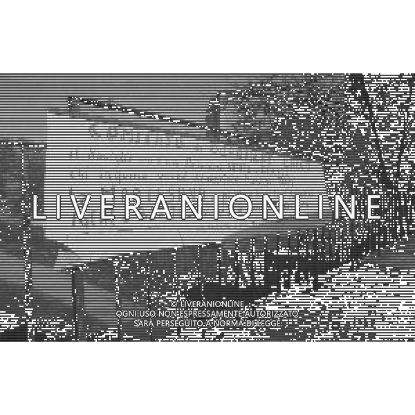 NEG-1982 MILANO NAVIGLIO DELLA MARTESANA ZONA GRECO NELLA FOTO IL NAVIGLIO MARTESANA CON RIFIUTI E LA SECCA DEL FIUME AG ALDO LIVERANI SAS
