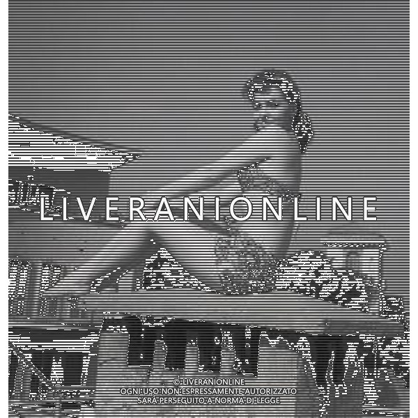 NEG-RETROSPETTIVA GINA LOLLOBRIGIDA ATTRICE NELLA FOTO GINA LOLLOBRIGIDA IN PISCINA NEGLI ANNI 50 A ROMA AG ALDO LIVERANI SAS