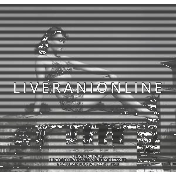 NEG-RETROSPETTIVA GINA LOLLOBRIGIDA ATTRICE NELLA FOTO GINA LOLLOBRIGIDA IN PISCINA NEGLI ANNI 50 A ROMA AG ALDO LIVERANI SAS