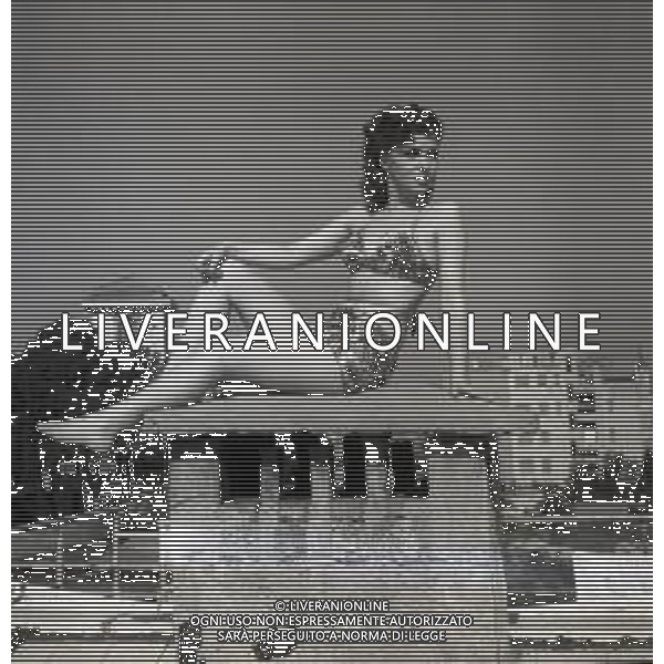 NEG-RETROSPETTIVA GINA LOLLOBRIGIDA ATTRICE NELLA FOTO GINA LOLLOBRIGIDA IN PISCINA NEGLI ANNI 50 A ROMA AG ALDO LIVERANI SAS