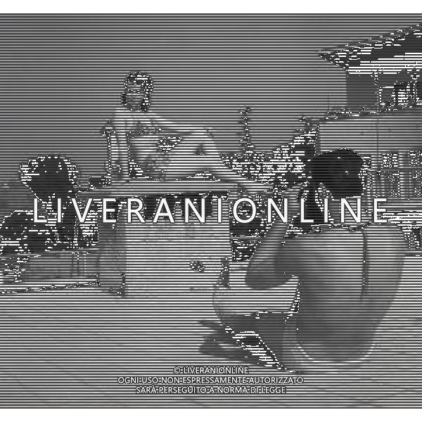 NEG-RETROSPETTIVA GINA LOLLOBRIGIDA ATTRICE NELLA FOTO GINA LOLLOBRIGIDA IN PISCINA NEGLI ANNI 50 A ROMA AG ALDO LIVERANI SAS