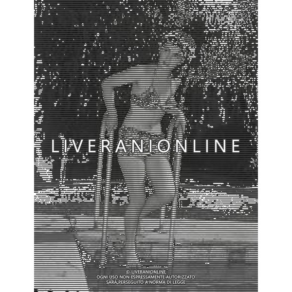 NEG-RETROSPETTIVA GINA LOLLOBRIGIDA ATTRICE NELLA FOTO GINA LOLLOBRIGIDA IN PISCINA NEGLI ANNI 50 A ROMA AG ALDO LIVERANI SAS