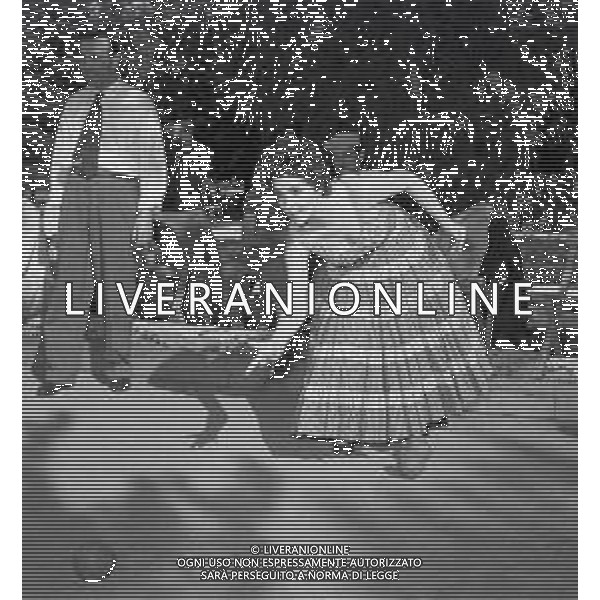 NEG-RETROSPETTIVA GINA LOLLOBRIGIDA ATTRICE NELLA FOTO GINA LOLLOBRIGIDA A ROMA NELL\'ANNO 1950 GIOCA A BOCCE AG ALDO LIVERANI SAS