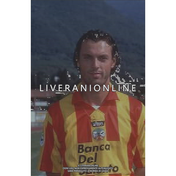 DIAP-RETROSPETTIVA STEFANO ROSSINI CALCIATORE NELLA FOTO STEFANO ROSSINI CON LA MAGLIA DEL LECCE CALCIO AG ALDO LIVERANI SAS