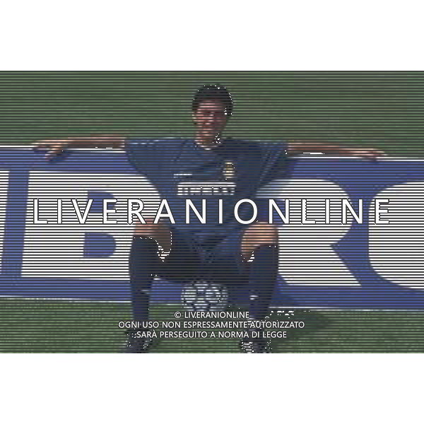DIAP-RETROSPETTIVA SALVATORE FRESI CALCIATORE NELLA FOTO SALVATORE FRESI CON LA MAGLIA DA ALLENAMENTO INTER CALCIO AG ALDO LIVERANI SAS