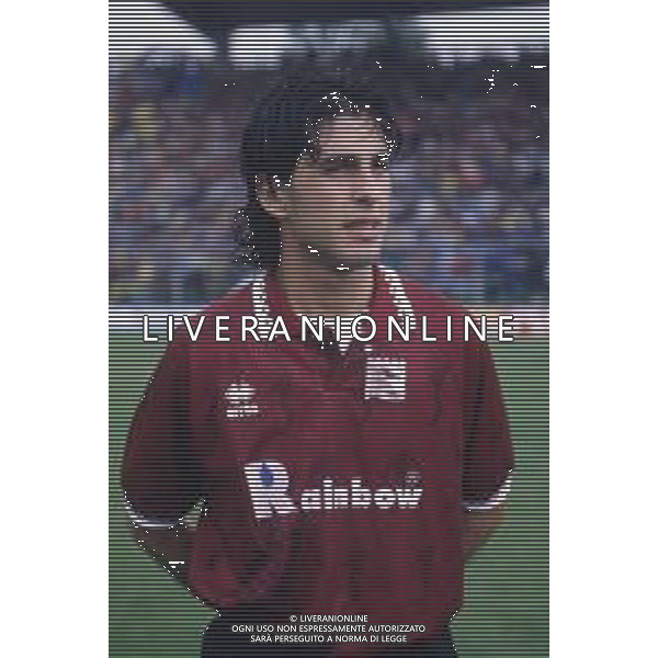 DIAP-RETROSPETTIVA SALVATORE FRESI CALCIATORE NELLA FOTO SALVATORE FRESI CON LA MAGLIA DELLA SALERNITANA CALCIO AG ALDO LIVERANI SAS
