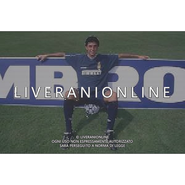 DIAP-RETROSPETTIVA SALVATORE FRESI CALCIATORE NELLA FOTO SALVATORE FRESI CON LA MAGLIA DA ALLENAMENTO INTER CALCIO AG ALDO LIVERANI SAS