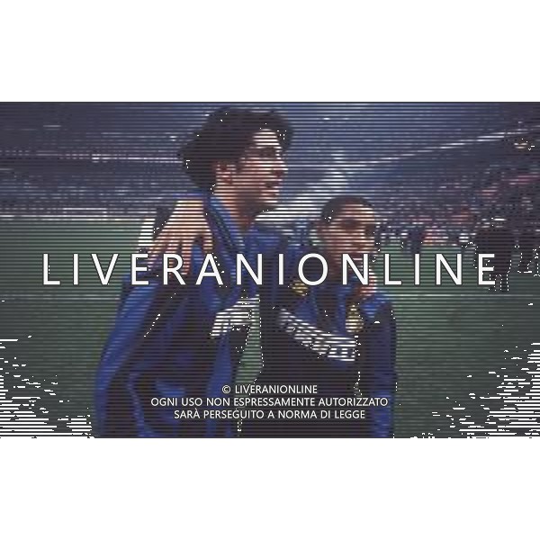 DIAP-RETROSPETTIVA SALVATORE FRESI CALCIATORE NELLA FOTO SALVATORE FRESI CON LA MAGLIA DELL\'INTER CALCIO E ROBERTO CARLOS AG ALDO LIVERANI SAS