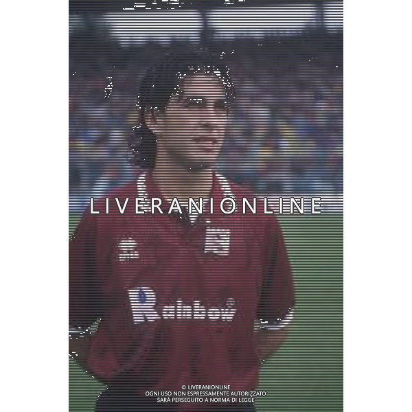 DIAP-RETROSPETTIVA SALVATORE FRESI CALCIATORE NELLA FOTO SALVATORE FRESI CON LA MAGLIA DELLA SALERNITANA CALCIO AG ALDO LIVERANI SAS
