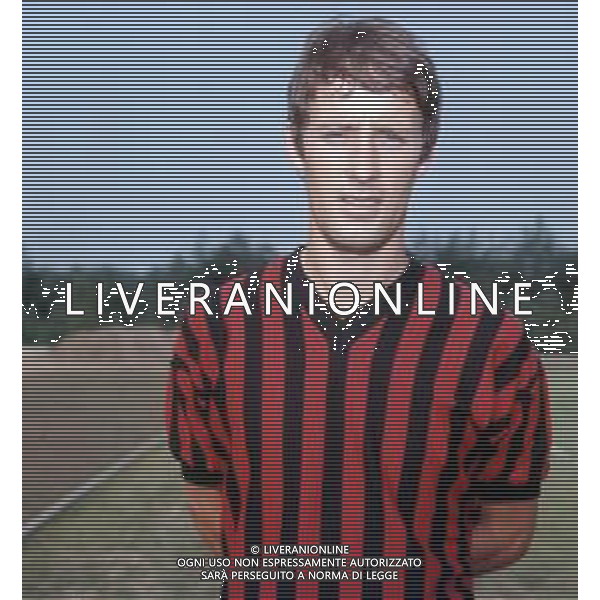COL-RETROSPETTIVA ROBERTO ROSATO CALCIATORE NELLA FOTO ROBERTO ROSATO CON LA MAGLIA DEL MILAN CALCIO AG ALDO LIVERANI SAS