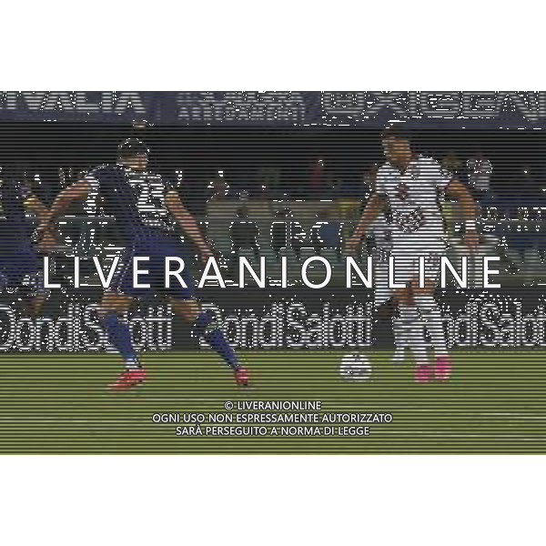 Ché Adams of Torino FC competes for the ball with Giangiacomo Magnani of Hellas Verona FC during Hellas Verona FC vs Torino FC , 5° Serie A Enilive 2024-25 game at Marcantonio Bentegodi Stadium in Verona (VR), Italy, on September 20, 2024. (Photo by Davide Casentini)/AGENZIA ALDO LIVERANI SAS