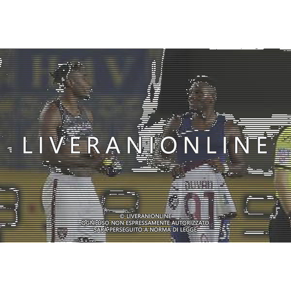Duvan Zapata of Torino FC and Daniel Mosquera of Hellas Verona FC change the T-shirt at the end of Hellas Verona FC vs Torino FC , 5° Serie A Enilive 2024-25 game at Marcantonio Bentegodi Stadium in Verona (VR), Italy, on September 20, 2024. (Photo by Davide Casentini)/AGENZIA ALDO LIVERANI SAS