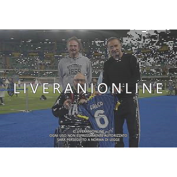 Maurizio Setti Chairman of Hellas Verona FC give to winner of gold medal in olimpic game in Paris 2024 Federico Falco during Hellas Verona FC vs Torino FC , 5° Serie A Enilive 2024-25 game at Marcantonio Bentegodi Stadium in Verona (VR), Italy, on September 20, 2024. (Photo by Davide Casentini)/AGENZIA ALDO LIVERANI SAS