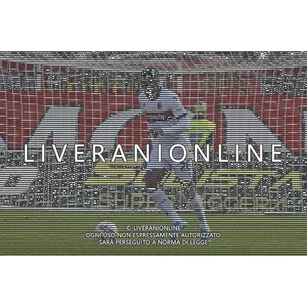 Jhon Lucumi of Bologna FC play the ball during AC Monza vs Bologna BFC, 5° Serie A Enilive 2024-25 game at U-Power stadium in Monza (MB), Italy, on September 22, 2024. (Photo by Davide Casentini)/AGENZIA ALDO LIVERANI SAS