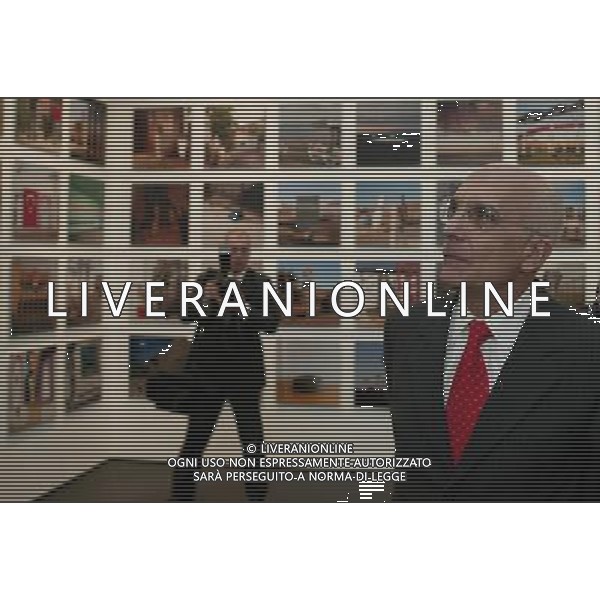 Milano 13 gennaio 2005 Inaugurazione mostra fotografica Euro Visions i nuovi europei visti da dieci fotografi Magnum nella foto: il sindaco di Milano Albertini Gabriele inaugura la mostra foto Andry / Ag. Aldo Liverani