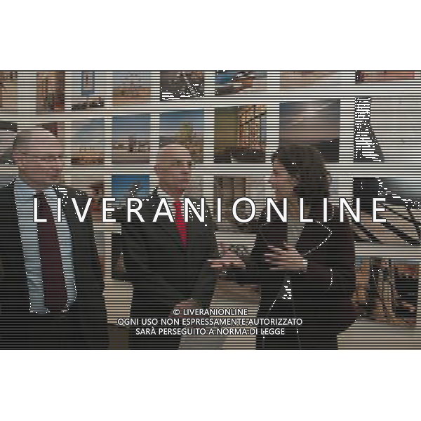Milano 13 gennaio 2005 Inaugurazione mostra fotografica Euro Visions i nuovi europei visti da dieci fotografi Magnum nella foto: il sindaco di Milano Albertini Gabriele inaugura la mostra foto Andry / Ag. Aldo Liverani