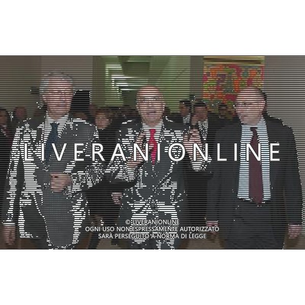 Milano 13 gennaio 2005 Inaugurazione mostra fotografica Euro Visions i nuovi europei visti da dieci fotografi Magnum nella foto: il sindaco di Milano Albertini Gabriele inaugura la mostra foto Andry / Ag. Aldo Liverani
