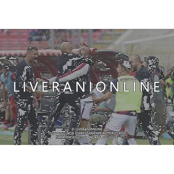 Vincenzo Italiano Head Coach of Bologna FC hugs Lorenzo De Silvestri of Bologna FC for celebrate the victory at the end of AC Monza vs Bologna BFC, 5° Serie A Enilive 2024-25 game at U-Power stadium in Monza (MB), Italy, on September 22, 2024. (Photo by Davide Casentini)/AGENZIA ALDO LIVERANI SAS