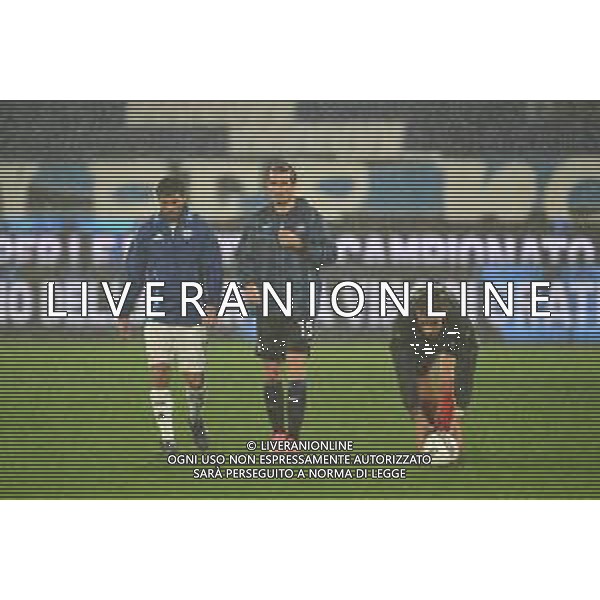 Atalanta BC vs Calcio Como nella foto Paride Tremolada, arbitro del match, prima della partita a Bergamo, prova il rimbalzo del pallone sul manto erboso, con i due capitani, Rafael Toloi (Atalanta) e Patrick Cutrone (Como), 23-09-2024 Gewiss stadium Campionato Serie A TIM - 5a giornata foto Tiziano Ballabio/Agenzia Aldo Liverani sas / AGENZIA ALDO LIVERANI SAS/AGENZIA ALDO LIVERANI SAS