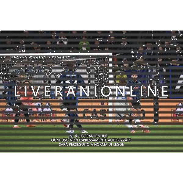 TVRG Atalanta vs Como nella foto il tiro di Nicolas Paz Martinez (Como) dopo aver colpito Sead Kolasinac (Atalanta) termina in rete per il gol del 2 a 1 Como Bergamo 24-09-2024 Gewiss Stadium Campionato Serie A Enilive - 5a giornata foto Roberto Garavaglia/Agenzia Aldo Liverani sas