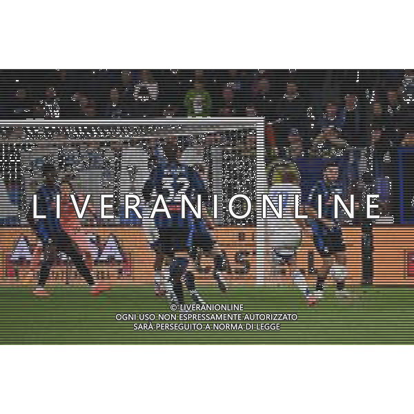 TVRG Atalanta vs Como nella foto il tiro di Nicolas Paz Martinez (Como) dopo aver colpito Sead Kolasinac (Atalanta) termina in rete per il gol del 2 a 1 Como Bergamo 24-09-2024 Gewiss Stadium Campionato Serie A Enilive - 5a giornata foto Roberto Garavaglia/Agenzia Aldo Liverani sas