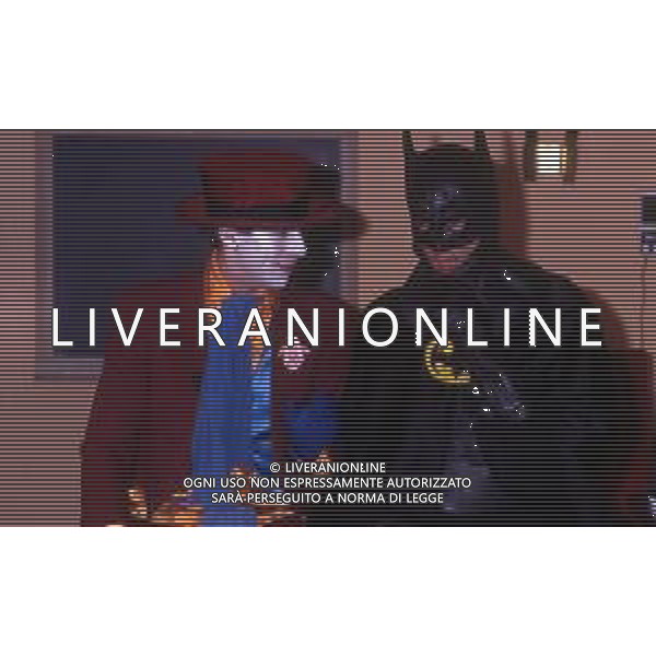 1988 MILANO RETROSPETTIVA WALTER ZENGA CALCIATORE NELLA FOTO WALTER ZENGA VESTITO DA BATMAN E NICOLA BERTI AG ALDO LIVERANI SAS
