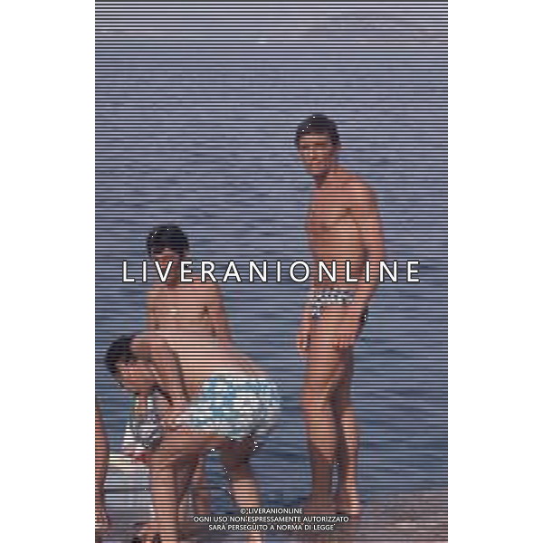 DIAP-RETROSPETTIVA GIGI RIVA CALCIATORE NELLA FOTO GIGI RIVA AL MARE CON AMICI AG ALDO LIVERANI SAS 
