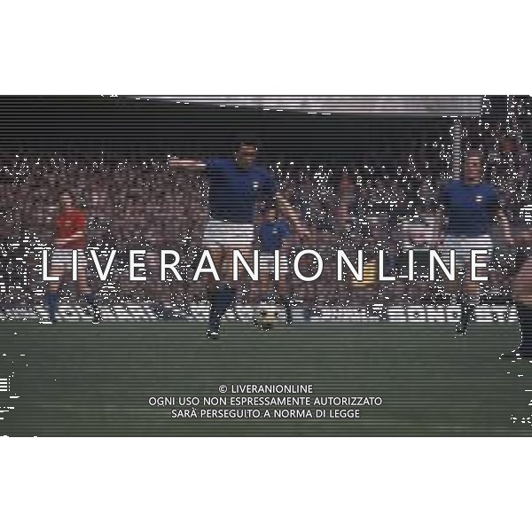 DIAP-RETROSPETTIVA GIGI RIVA CALCIATORE NELLA FOTO GIGI RIVA CON LA NAZIONALE ITALIANA DI CALCIO AG ALDO LIVERANI SAS 