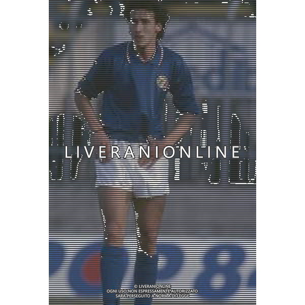DIAP-RETROSPETTIVA LORENZO SCARAFONI CALCIATORE NELLA FOTO LORENZO SCARAFONI CON LA MAGLIA DELLA NAZIONALE ITALIANA UNDER 21 AG ALDO LIVERANI SAS 