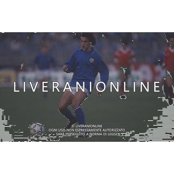 DIAP-RETROSPETTIVA LORENZO SCARAFONI CALCIATORE NELLA FOTO LORENZO SCARAFONI CON LA MAGLIA DELLA NAZIONALE ITALIANA UNDER 21 AG ALDO LIVERANI SAS 