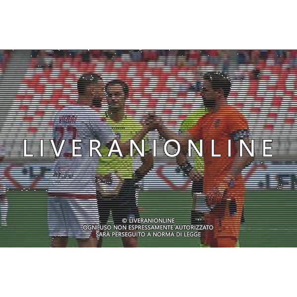 TVEM September 28, 2024 Bari, Italy - SSC Bari vs Cosenza Calcio - Italian soccer serie B 2024/25 - San Nicola Stadium. In the pic: Francesco Vicari of SSC Bari and Alessandro Micai of Cosenza ©Emmanuele Mastrodonato/AGENZIA ALDO LIVERANI SAS