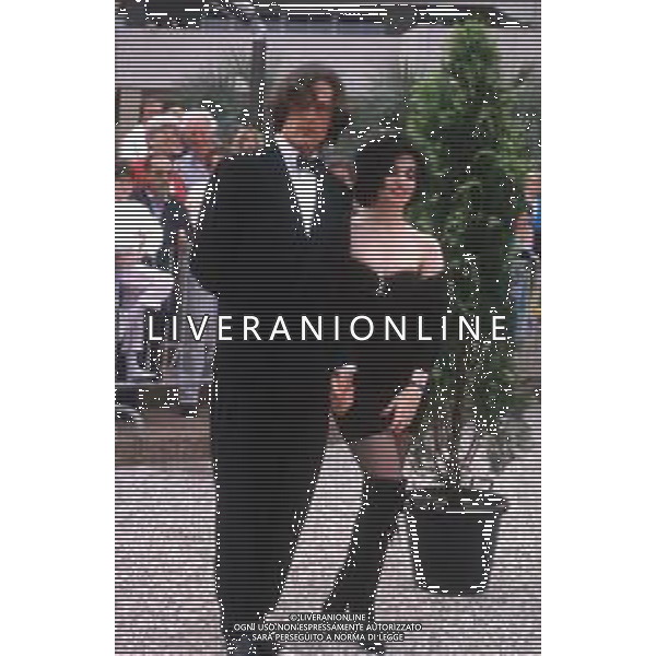 DIAP-RETROSPETTIVA RUPERT EVERETT ATTORE NELLA FOTO RUPERT EVERETT E BEATRICE DALLE A CANNES NELL\'ANNO 1988 AG ALDO LIVERANI SAS