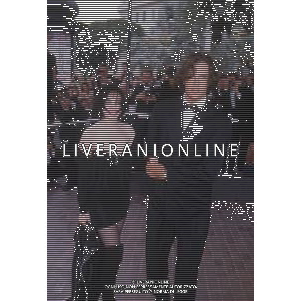 DIAP-RETROSPETTIVA RUPERT EVERETT ATTORE NELLA FOTO RUPERT EVERETT E BEATRICE DALLE A CANNES NELL\'ANNO 1988 AG ALDO LIVERANI SAS
