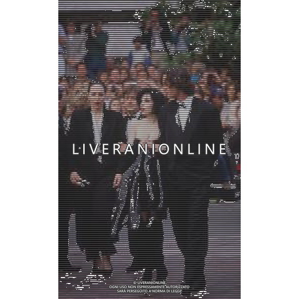 DIAP-RETROSPETTIVA RUPERT EVERETT ATTORE NELLA FOTO RUPERT EVERETT E BEATRICE DALLE A CANNES NELL\'ANNO 1988 AG ALDO LIVERANI SAS