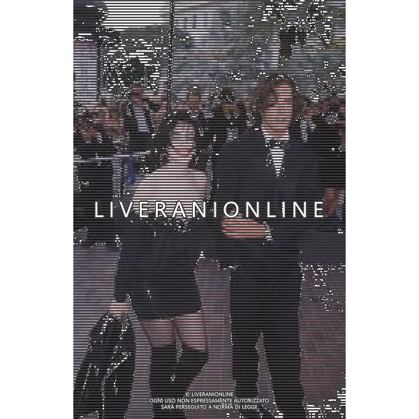 DIAP-RETROSPETTIVA RUPERT EVERETT ATTORE NELLA FOTO RUPERT EVERETT E BEATRICE DALLE A CANNES NELL\'ANNO 1988 AG ALDO LIVERANI SAS
