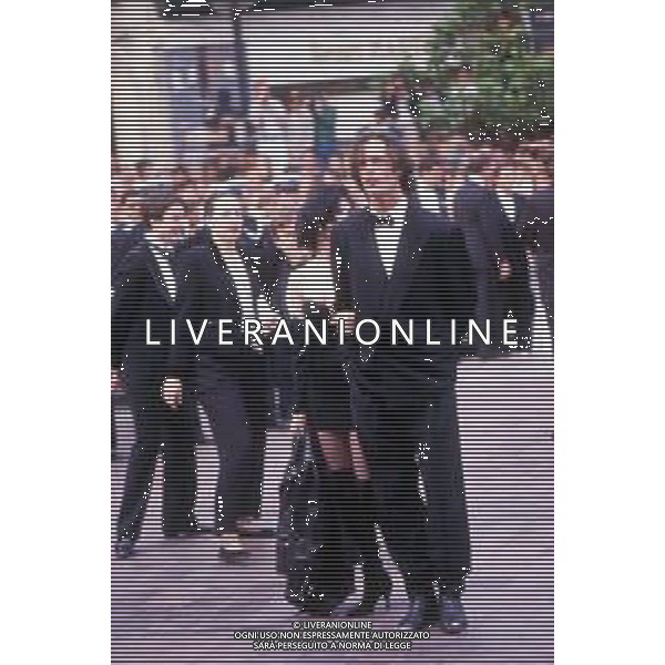 DIAP-RETROSPETTIVA RUPERT EVERETT ATTORE NELLA FOTO RUPERT EVERETT E BEATRICE DALLE A CANNES NELL\'ANNO 1988 AG ALDO LIVERANI SAS