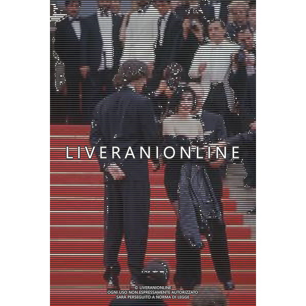 DIAP-RETROSPETTIVA RUPERT EVERETT ATTORE NELLA FOTO RUPERT EVERETT E BEATRICE DALLE A CANNES NELL\'ANNO 1988 AG ALDO LIVERANI SAS