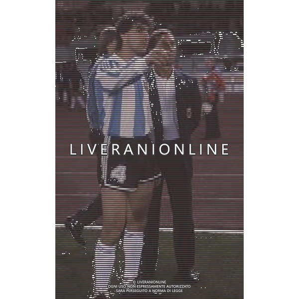DIAP-RETROSPETTIVA RUGGERI OSCAR ALFREDO CALCIATORE NELLA FOTO RUGGERI ALFREDO OSCAR CON LA MAGLIA DELLA NAZIONALE ARGENTINA CON CARLOS BILARDO AG ALDO LIVERANI SAS