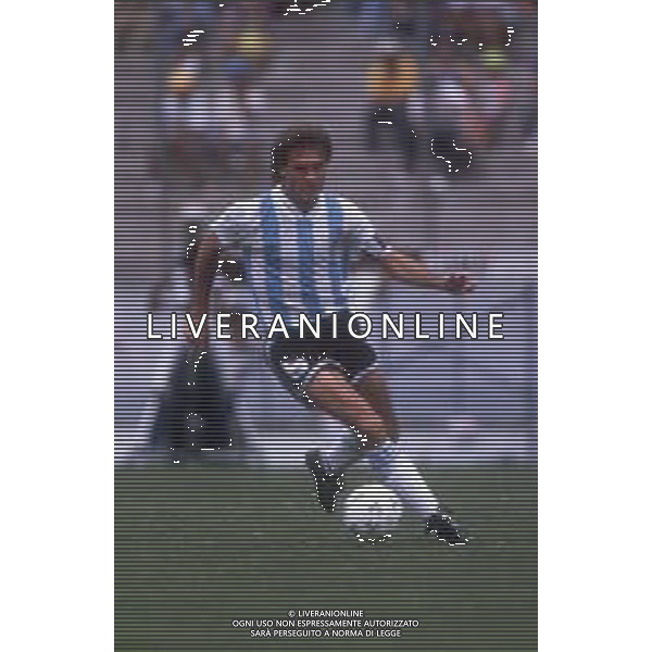 DIAP-RETROSPETTIVA RUGGERI OSCAR ALFREDO CALCIATORE NELLA FOTO RUGGERI ALFREDO OSCAR CON LA MAGLIA DELLA NAZIONALE ARGENTINA AG ALDO LIVERANI SAS