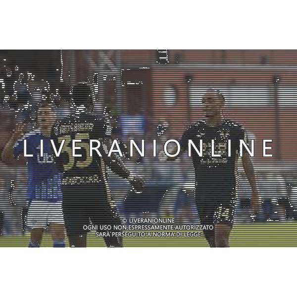 Dailon Rocha Livramento of Hellas Verona FC FC change hand with Daniel Mosquera of Hellas Verona FC during Como 1907 FC vs Hellas Verona FC, 6° Serie A Enilive 2024-25 game at G. Sinigaglia stadium in Como (CO), Italy, on September 29, 2024. (Photo by Davide Casentini)/AGENZIA ALDO LIVERANI SAS