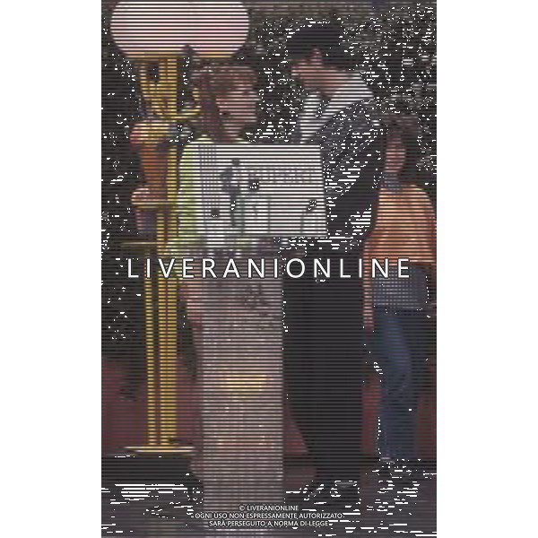 DIAP-RETROSPETTIVA RUPERT EVERETT ATTORE NELLA FOTO RUPERT EVERETT CON TINI CANSINO OSPITE DELLA TRASMISSIONE TELEVISIVA “DRIVE IN“ NELL\'ANNO 1988 A COLOGNO MONZESE AG ALDO LIVERANI SAS