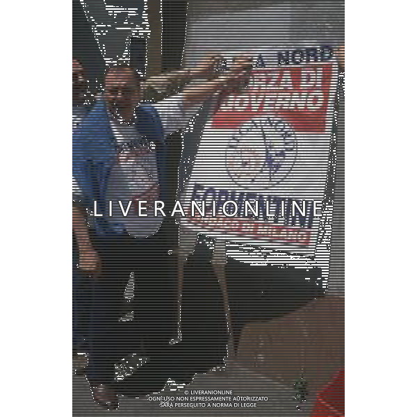 DIAP-RETROSPETTIVA MARCO FORMENTINI POLITICO NELLA FOTO MARCO FORMENTINI IN CAMPAGNA ELETTORALE PER LE VIE DI MILANO PER LEGA LOMBARDA NELL\'ANNO 1993 PER L\'ELEZIONE DA SINDACO DI MILANO AG CONTROLUCE-AG ALDO LIVERANI SAS