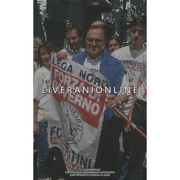 DIAP-RETROSPETTIVA MARCO FORMENTINI POLITICO NELLA FOTO MARCO FORMENTINI IN CAMPAGNA ELETTORALE PER LE VIE DI MILANO PER LEGA LOMBARDA NELL\'ANNO 1993 PER L\'ELEZIONE DA SINDACO DI MILANO AG CONTROLUCE-AG ALDO LIVERANI SAS