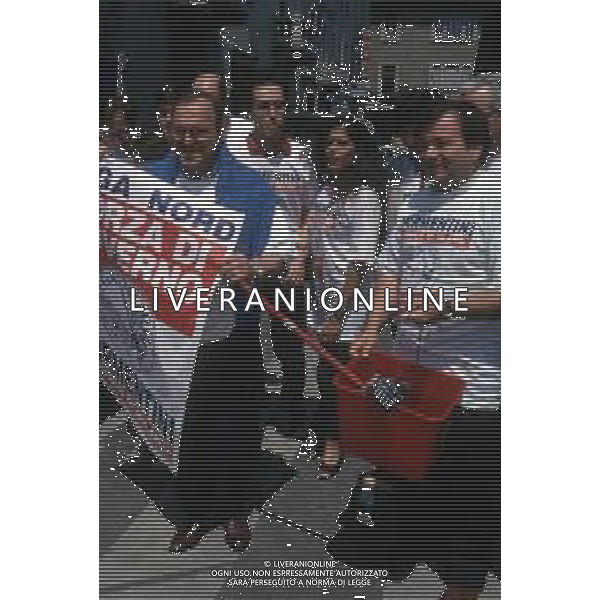 DIAP-RETROSPETTIVA MARCO FORMENTINI POLITICO NELLA FOTO MARCO FORMENTINI IN CAMPAGNA ELETTORALE PER LE VIE DI MILANO PER LEGA LOMBARDA NELL\'ANNO 1993 PER L\'ELEZIONE DA SINDACO DI MILANO AG CONTROLUCE-AG ALDO LIVERANI SAS