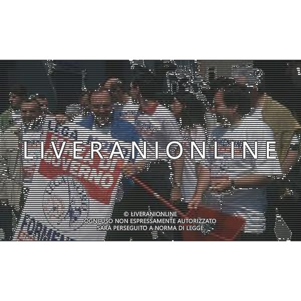 DIAP-RETROSPETTIVA MARCO FORMENTINI POLITICO NELLA FOTO MARCO FORMENTINI IN CAMPAGNA ELETTORALE PER LE VIE DI MILANO PER LEGA LOMBARDA NELL\'ANNO 1993 PER L\'ELEZIONE DA SINDACO DI MILANO AG CONTROLUCE-AG ALDO LIVERANI SAS