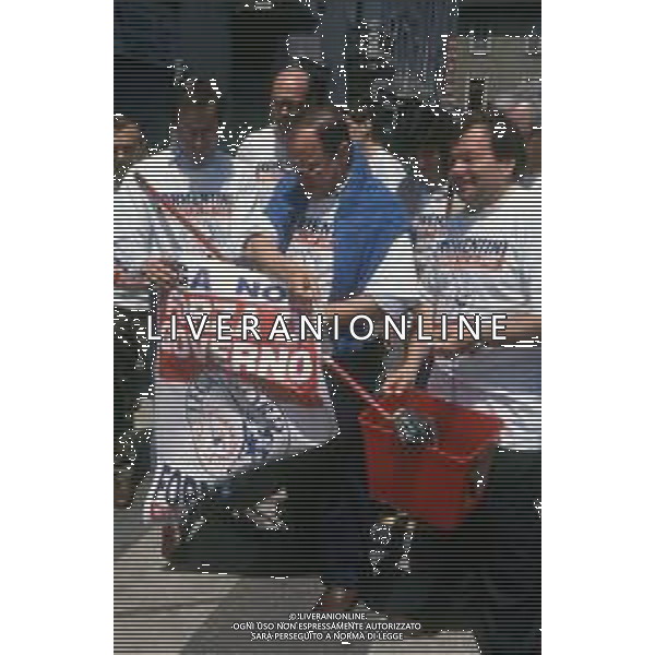 DIAP-RETROSPETTIVA MARCO FORMENTINI POLITICO NELLA FOTO MARCO FORMENTINI IN CAMPAGNA ELETTORALE PER LE VIE DI MILANO PER LEGA LOMBARDA NELL\'ANNO 1993 PER L\'ELEZIONE DA SINDACO DI MILANO AG CONTROLUCE-AG ALDO LIVERANI SAS
